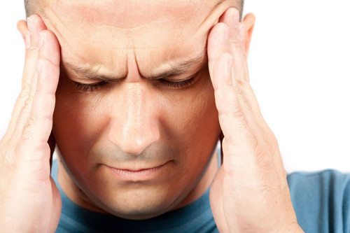 natural remedies cluster migraines man holding head